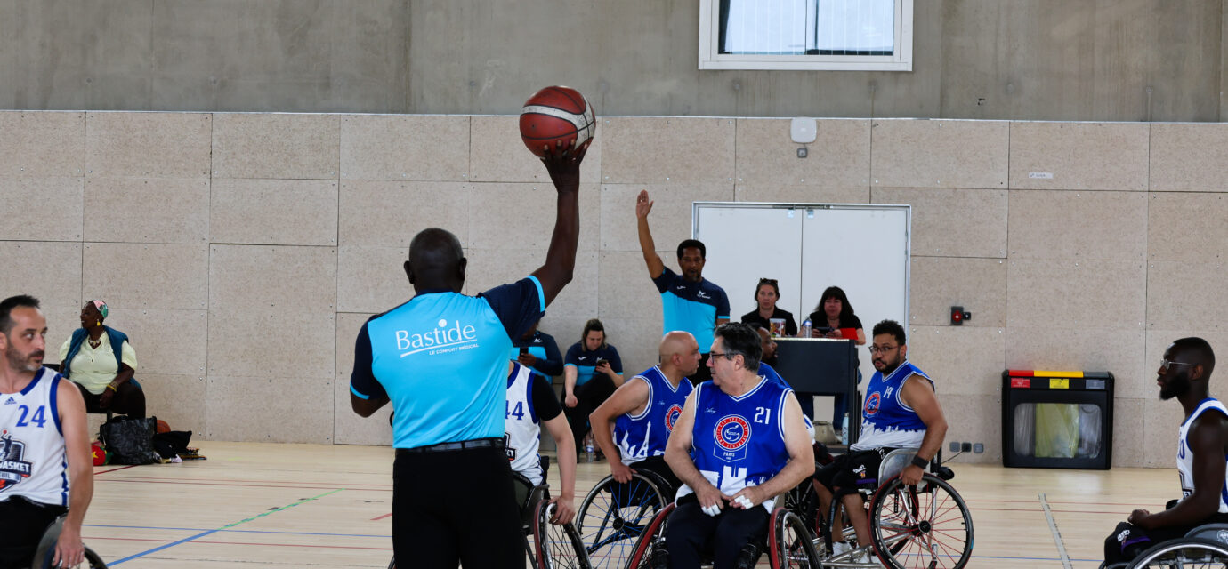 Photo d'un entre-deux pour un match de basket fauteuil lors du final four 2025