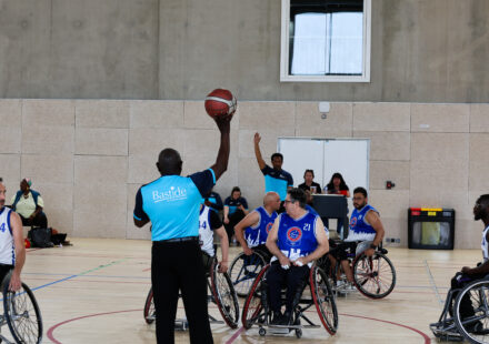 Photo d'un entre-deux pour un match de basket fauteuil lors du final four 2025
